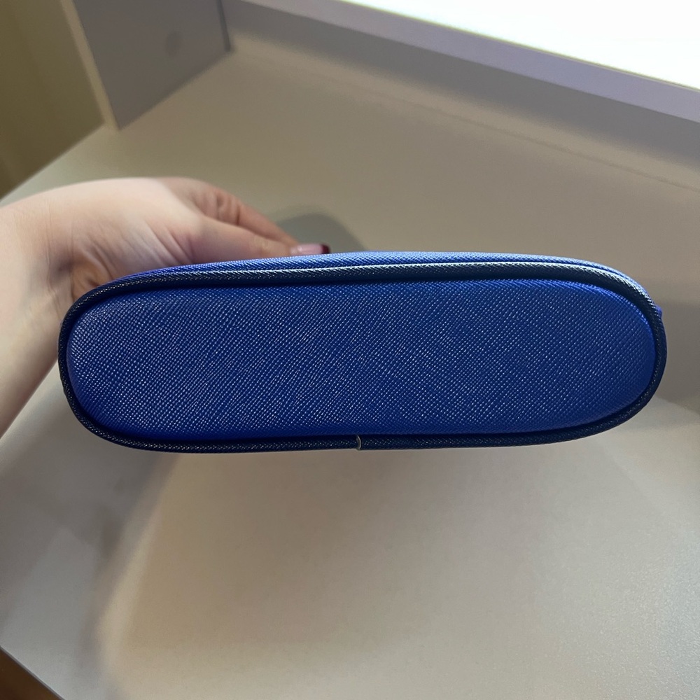 La Mer Vibrant Blue Cosmetic Bag with the La Mer Regenerating Serum Sample - Picture 6 of 9